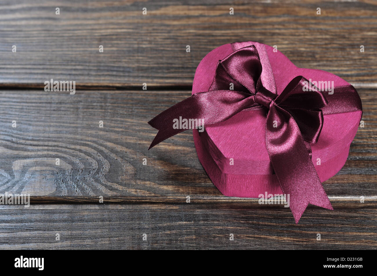 Rose en forme de coeur boîte cadeau Saint Valentin sur fond de bois. Banque D'Images