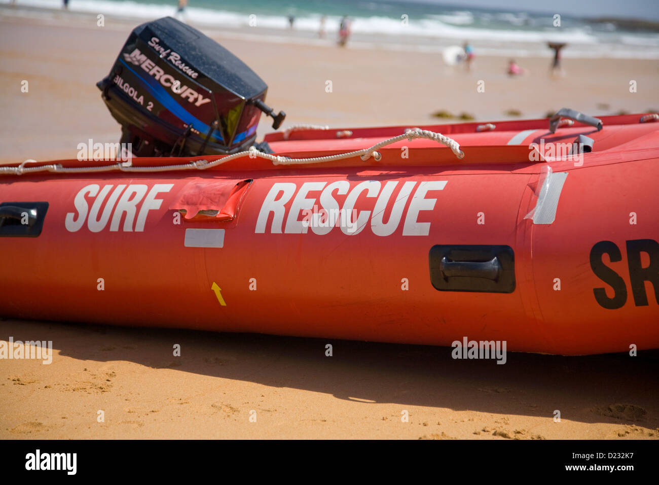 Canot de sauvetage avalon beach surf allongé sur la plage en attendant la prochaine urgence eau,Avalon,Sydney, Australie Banque D'Images