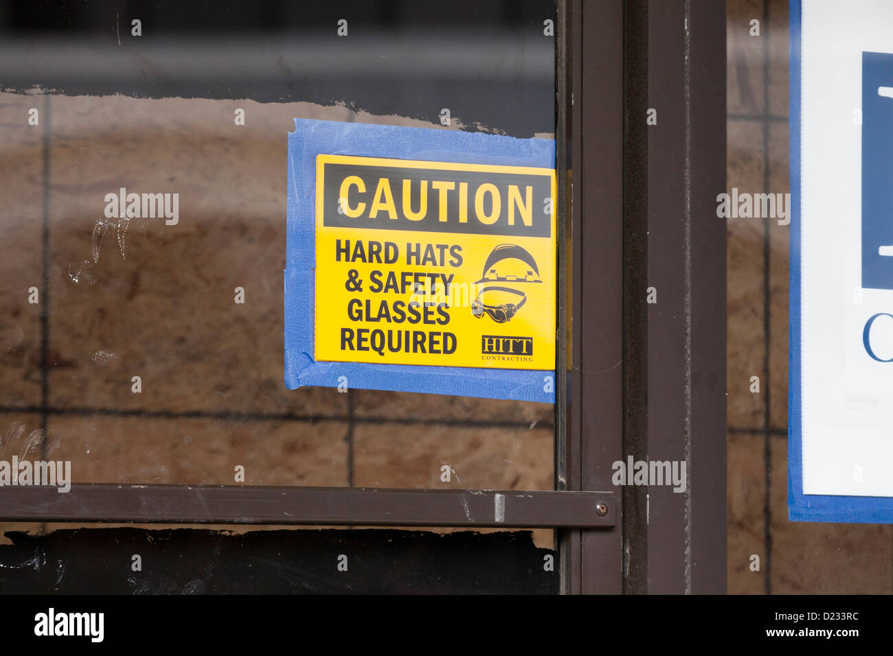 Casque et lunettes de sécurité nécessaire, attention Banque D'Images