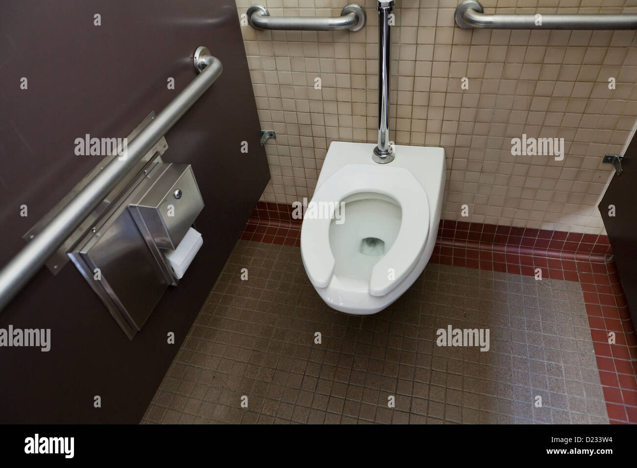 Accès handicapés Toilettes publiques Banque D'Images