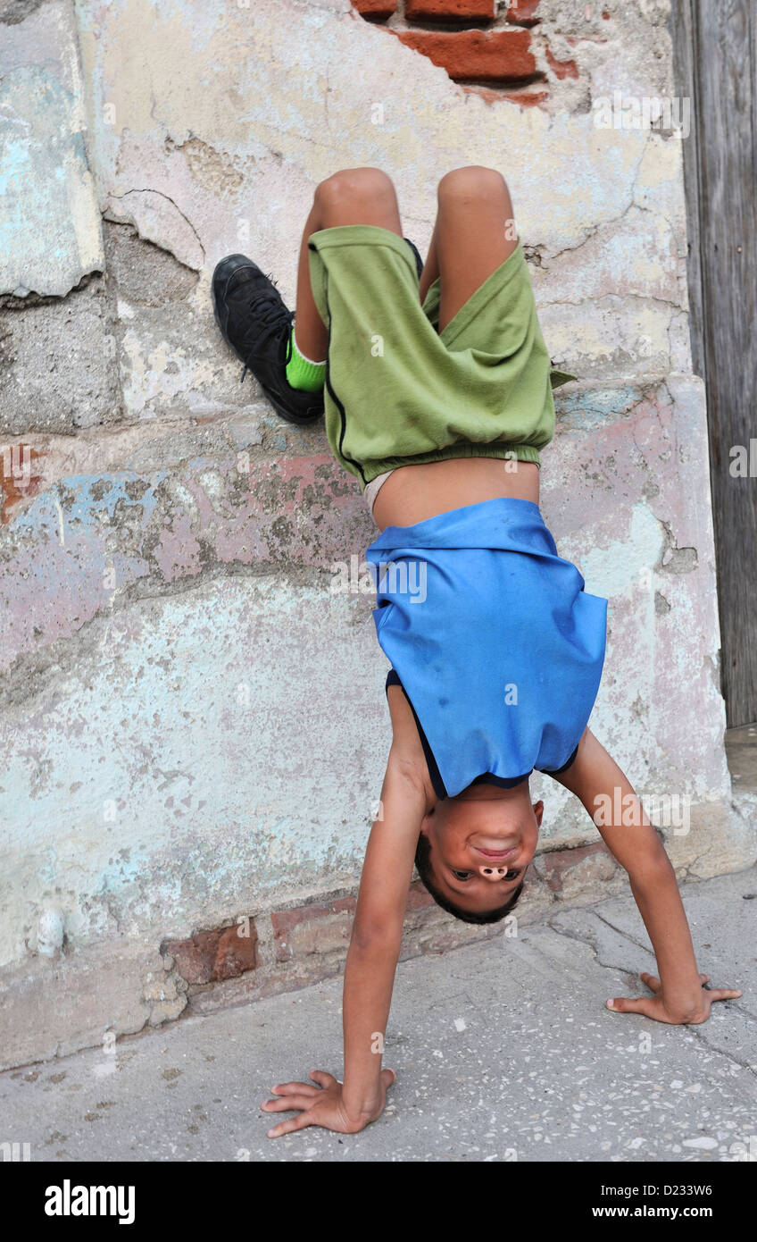 Jeune garçon faisant un handstand, Bayamo, Cuba Banque D'Images