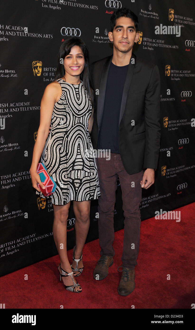 Freida Pinto et Dev Patel arrivent à la saison des prix BAFTA tea party à Beverly Hills, l'Amérique, le 12 janvier 2013 Banque D'Images