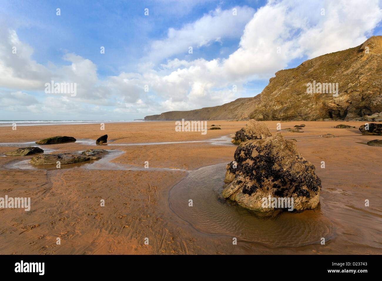 Tregurrian beach à Watergate Bay Cornwall en Angleterre à marée basse à vide dans la vaste plage de sable. Banque D'Images