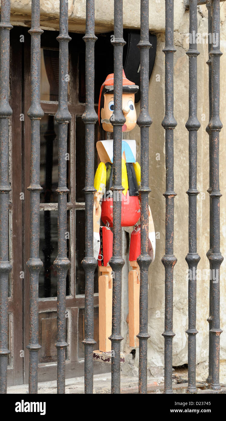 Une gigantesque marionnette Pinocchio est suspendu derrière les barreaux de la fenêtre dans un musée du jouet. Santillana del Mar, Cantabria, ESPAGNE Banque D'Images