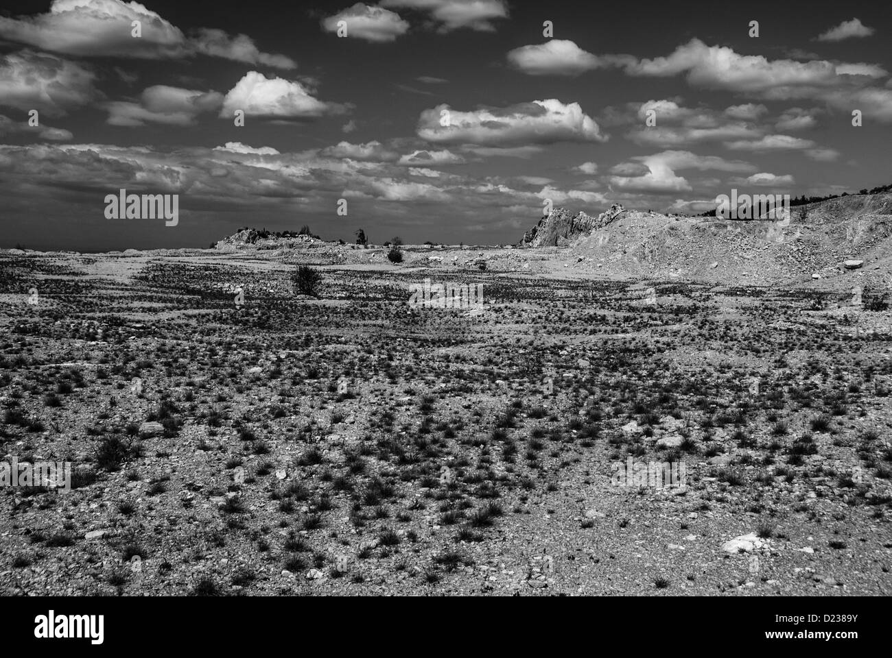 Paysage désertique - mine abandonnée en noir et blanc Banque D'Images