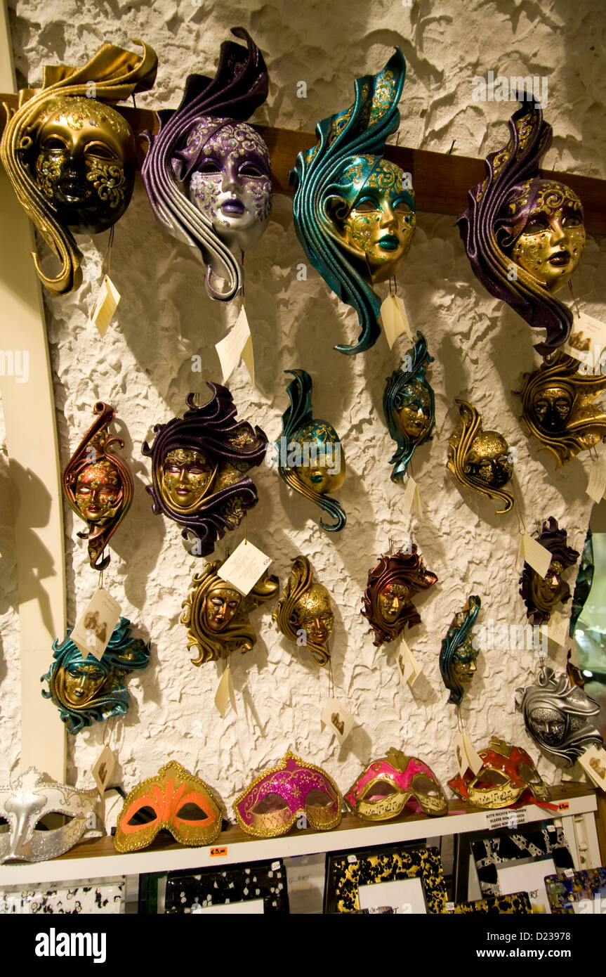 Un plafond de masques de bal mascarade et de masques vénitiens En vente dans une boutique de souvenirs de Limone Sul Garda Sur le lac de Garde dans la province de Brescia Banque D'Images