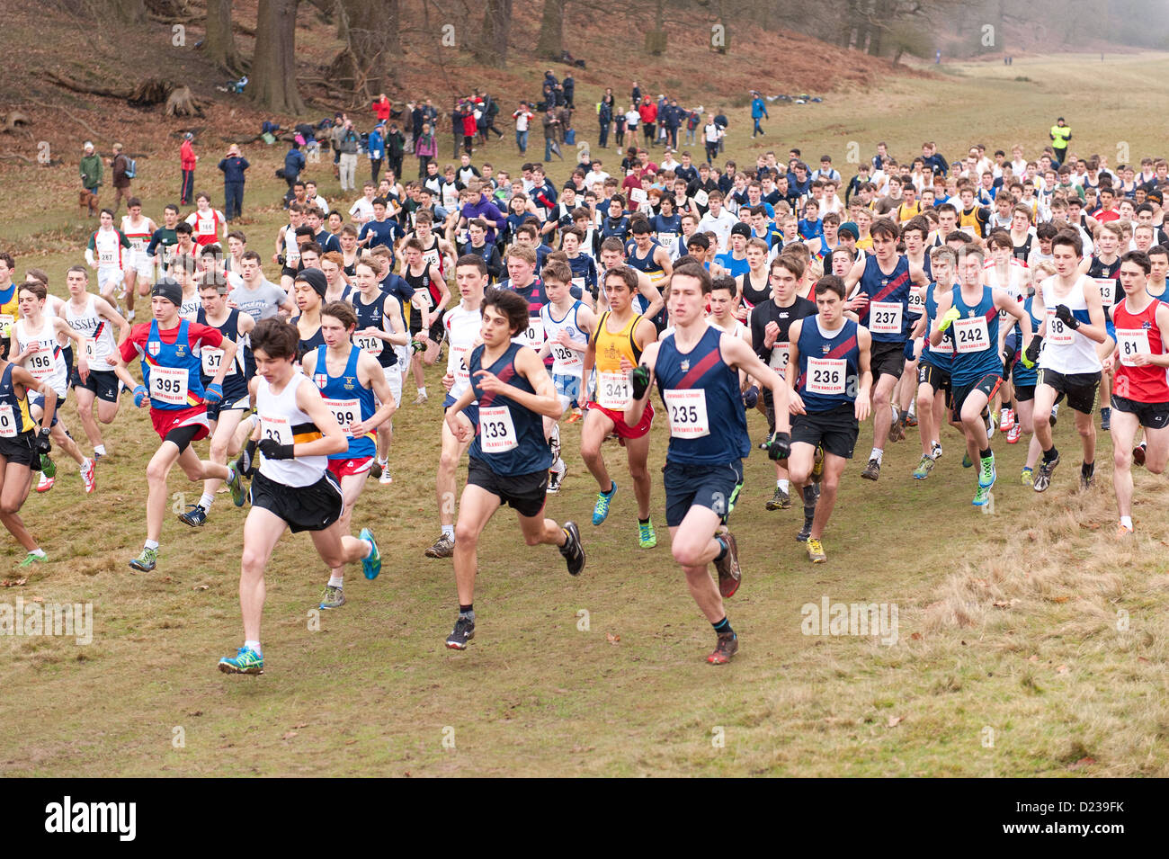L'Assemblée Knole Run Sevenoaks School cross country 15 jeunes 16 17 ans 6 mile run dans les équipes de la course d'endurance difficiles Banque D'Images L'Assemblée Knole Run Sevenoaks School cross country 15 jeunes 16 17 ans 6 mile run dans les équipes de la course d'endurance difficiles Banque D'Images