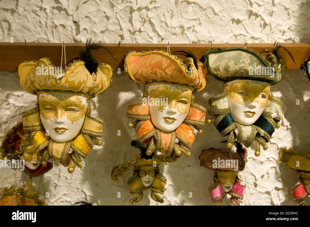 Masques vénitiens peints à la main italiens fabriqués à Venise, en vente comme souvenirs touristiques à Limone Sul Garda sur le lac de Garde dans la province de Brescia in Banque D'Images