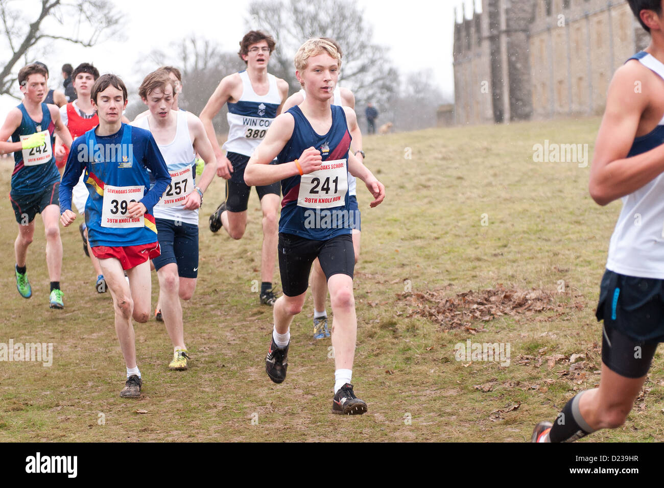 L'Assemblée Knole Run Sevenoaks School cross country 15 jeunes 16 17 ans 6 mile run dans les équipes de la course d'endurance difficiles Banque D'Images L'Assemblée Knole Run Sevenoaks School cross country 15 jeunes 16 17 ans 6 mile run dans les équipes de la course d'endurance difficiles Banque D'Images