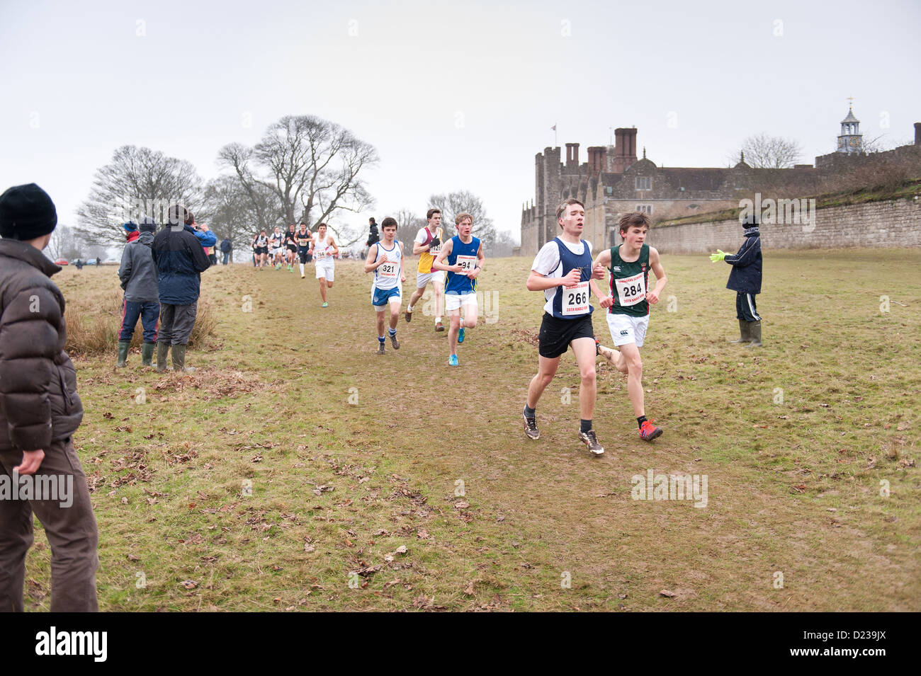 L'Assemblée Knole Run Sevenoaks School cross country 15 jeunes 16 17 ans 6 mile run dans les équipes de la course d'endurance difficiles Banque D'Images L'Assemblée Knole Run Sevenoaks School cross country 15 jeunes 16 17 ans 6 mile run dans les équipes de la course d'endurance difficiles Banque D'Images