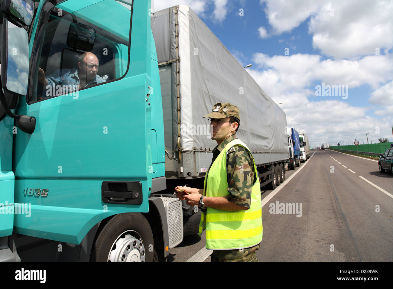 Koroszczyn, Pologne, les gardes-frontières dans le contrôle d'un camion sur les exportations Banque D'Images