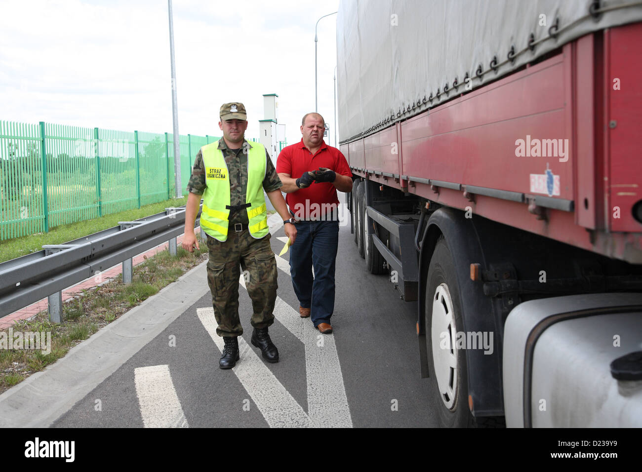 Koroszczyn, pologne, polonais garde-frontières dans le contrôle d'un camion à l'importation Banque D'Images