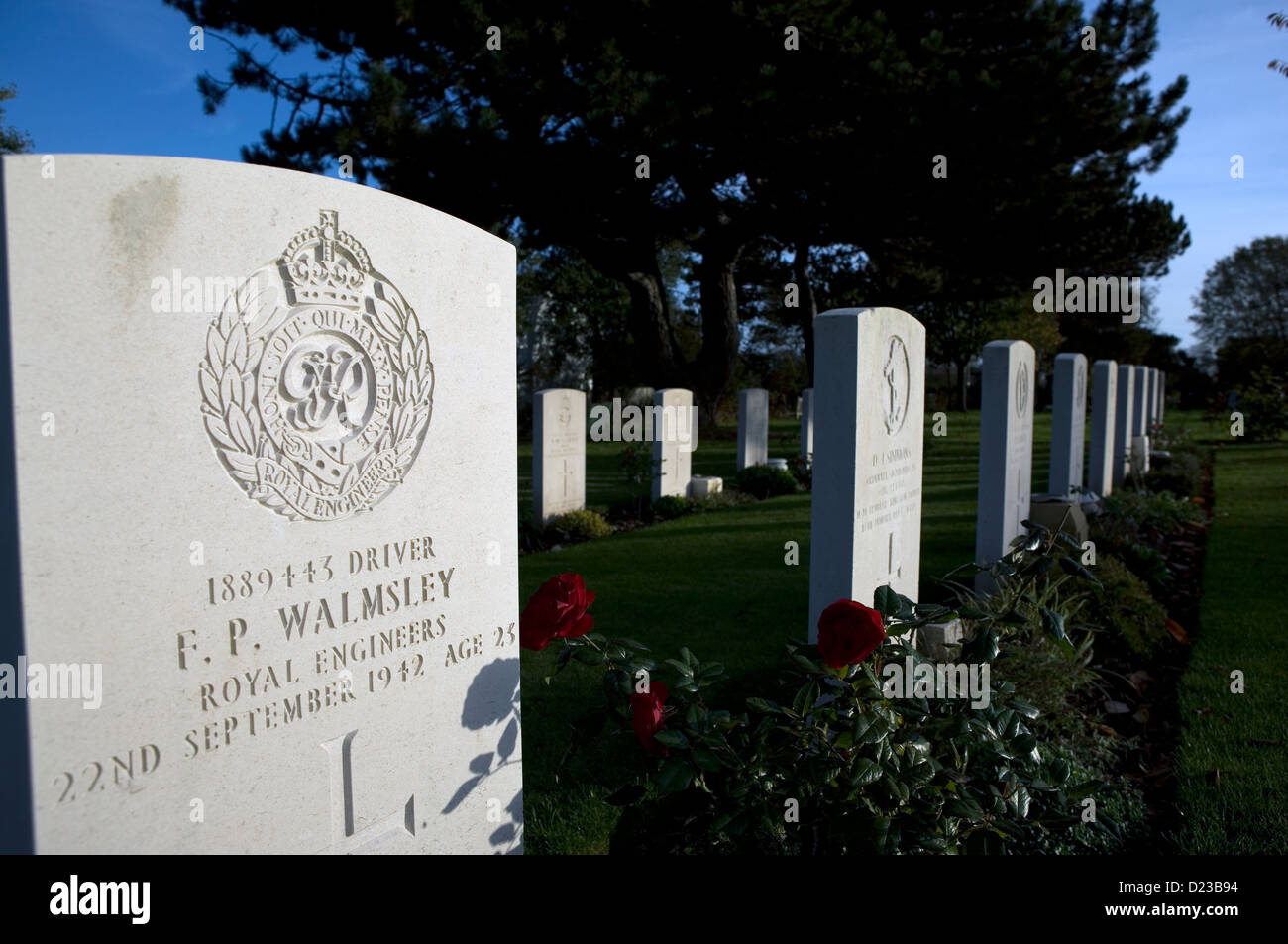 Une rangée de tombes militaires dans un cimetière de Hove. Banque D'Images