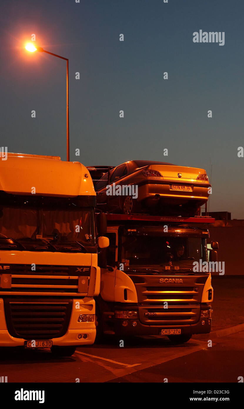 Buk, Pologne, les camions sur un parking à une autoroute A2 Banque D'Images
