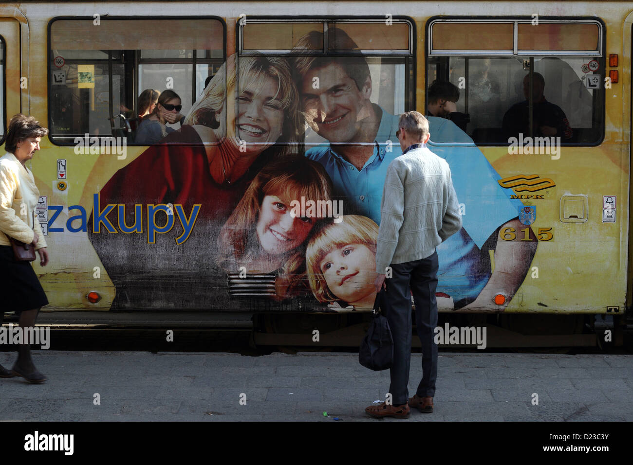 Poznan, Pologne, de tramways avec publicités Banque D'Images