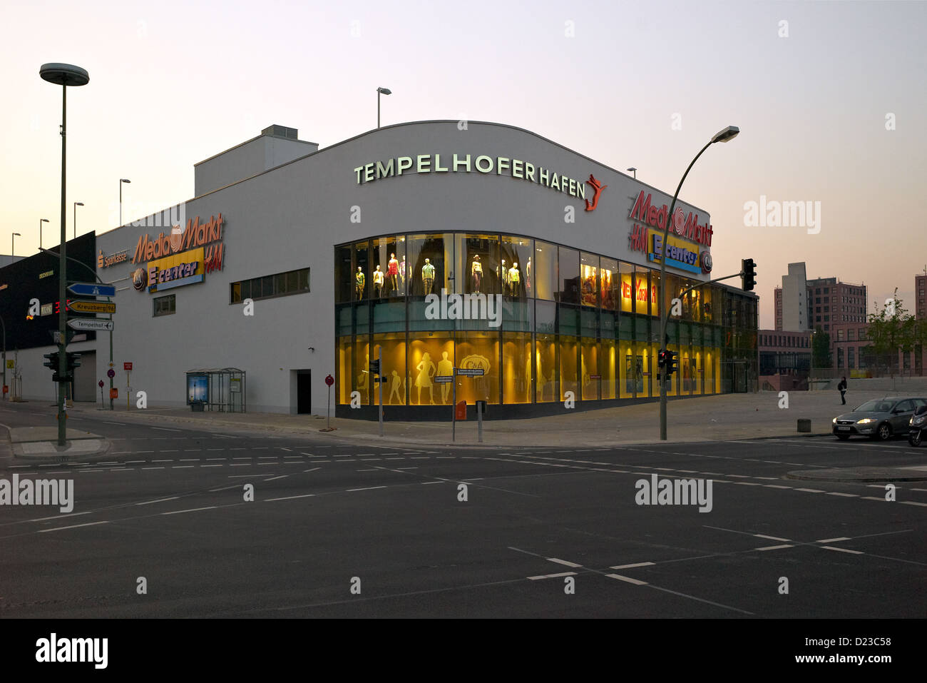 Berlin, Allemagne, le nouveau centre commercial Harbour Tempelhof tôt le matin Banque D'Images
