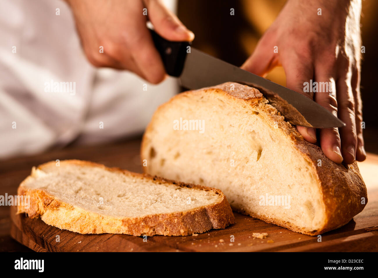Son découpage Baker sur une planche à pain Banque D'Images