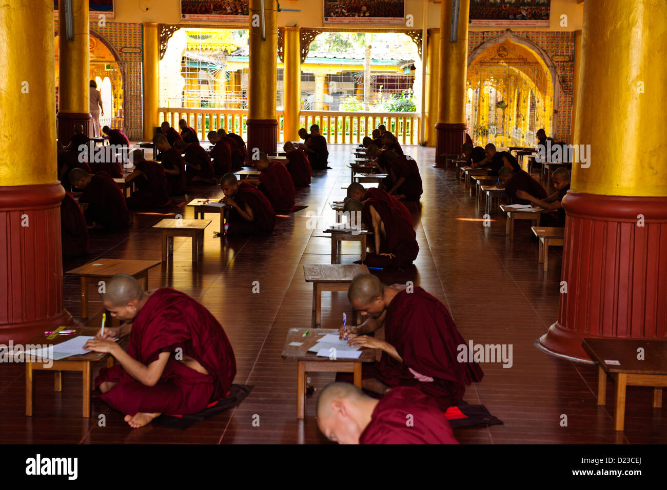 Bouddha Bouddhisme bouddhas,,Birman Kya khat Waing,Enseignement,Monastère moines participer aux examens,Bago (capitale de mon royaume),la Birmanie Myanmar Banque D'Images