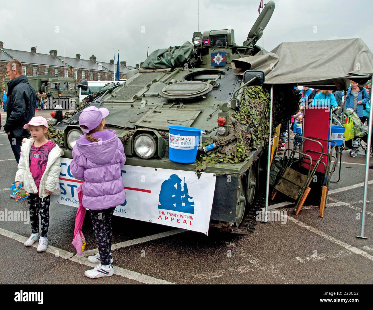 Les enfants avec un AFV Spartiate lors d'une journée portes ouvertes à la caserne Fulwood, Preston, Lancashire Banque D'Images