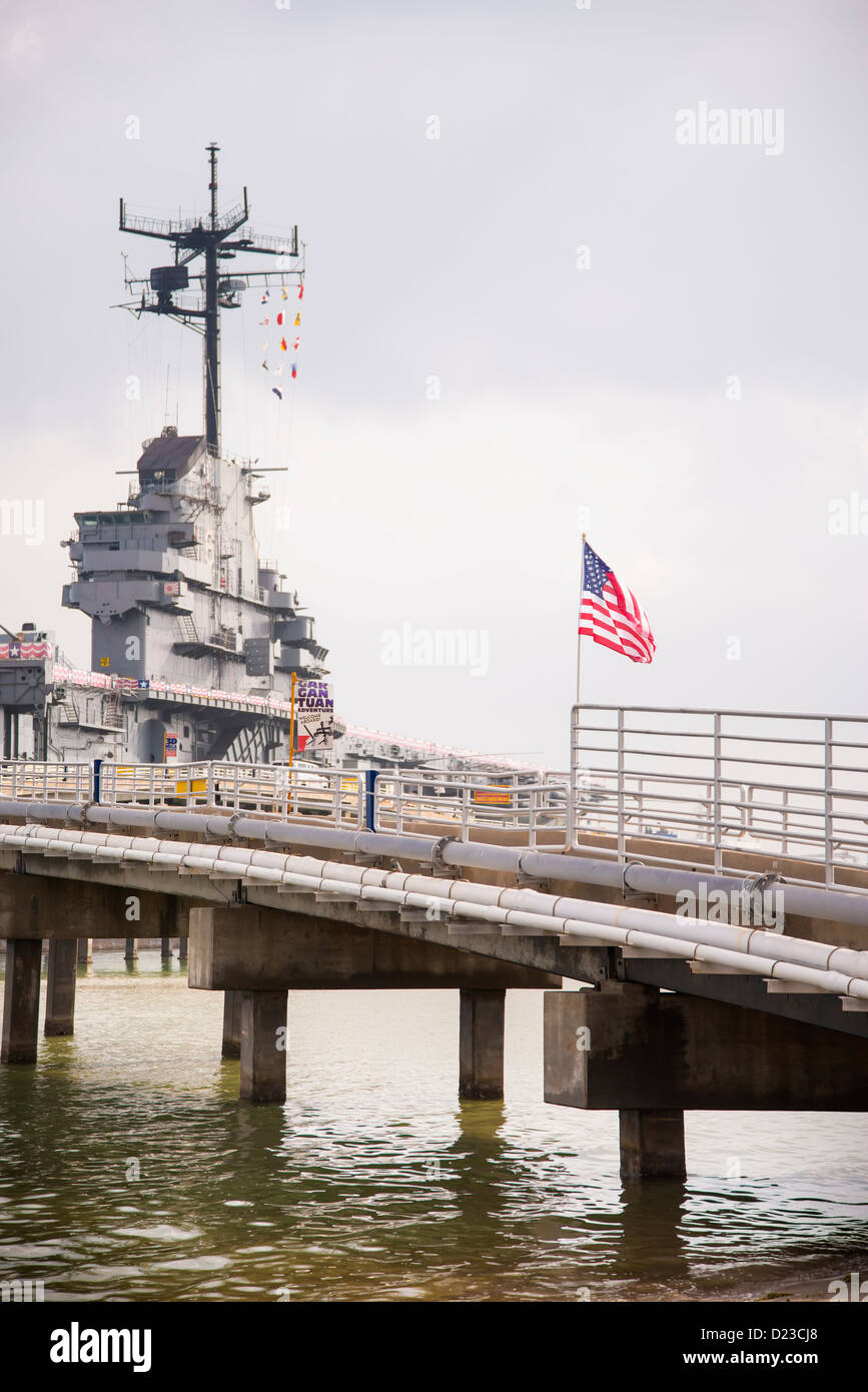 Drapeau américain sur le chemin de pont pour l'USS Lexington, Corpus Christi, Texas, États-Unis Banque D'Images