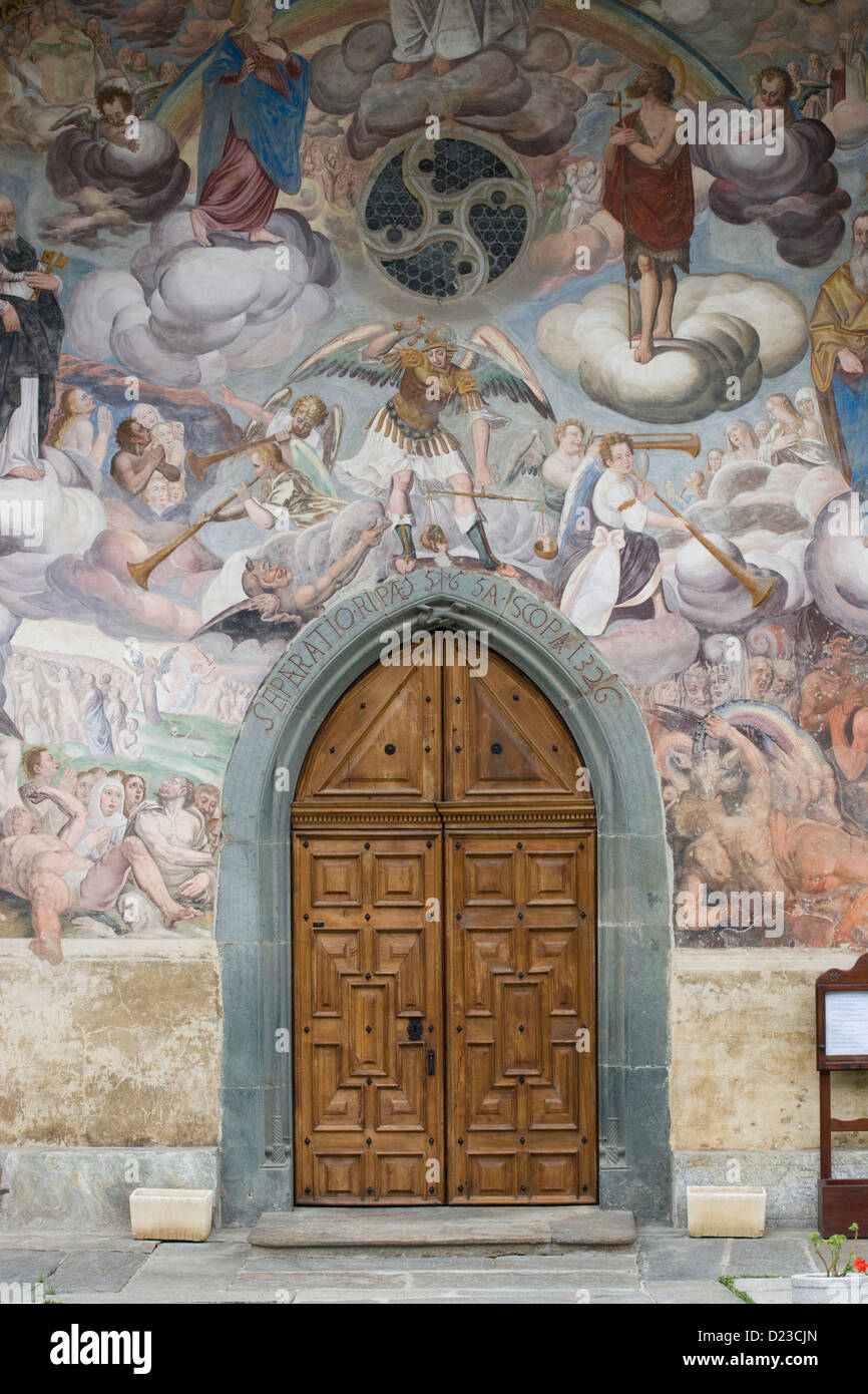 Piémont : Grimentz - fresques de l'église St Michael's façade sur Banque D'Images