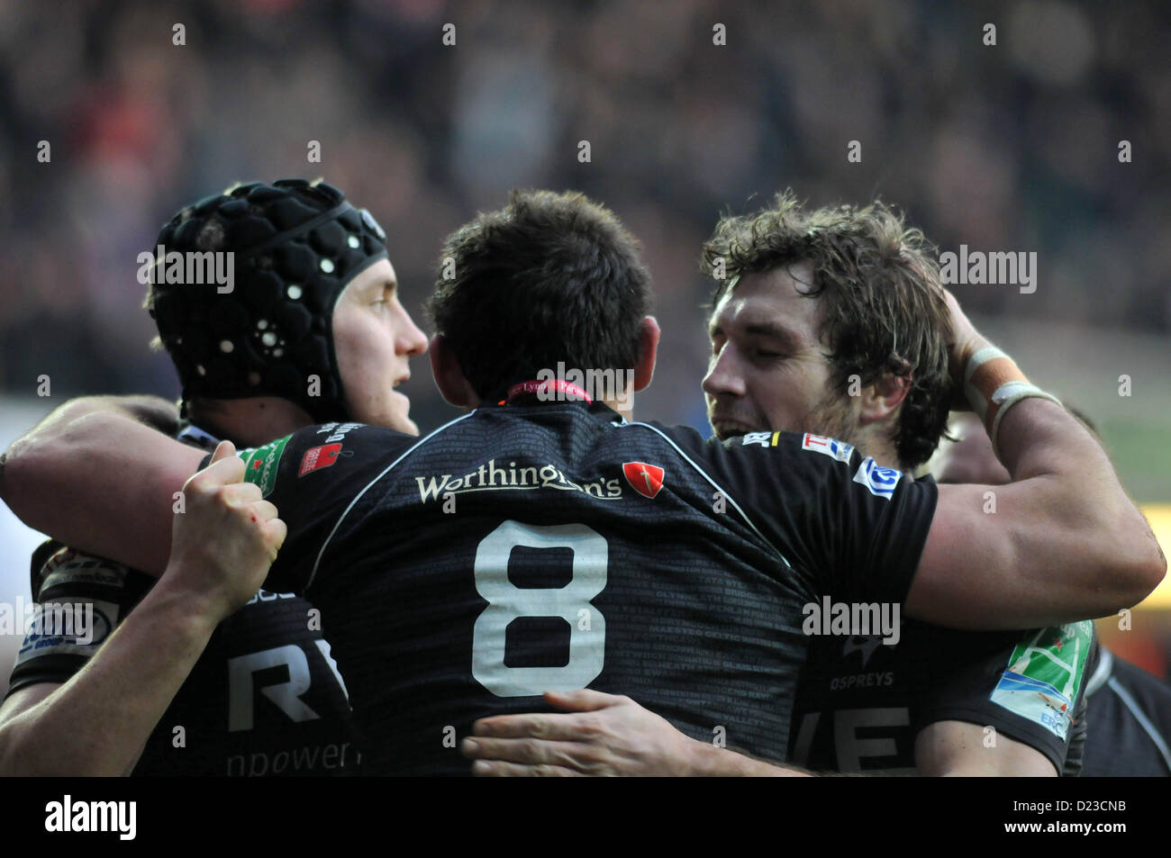 Heineken Cup Ospreys v Leicester - stade Liberty - Swansea. 13 Jan, 2013. Les balbuzards pêcheurs de son meilleur marqueur d'Joe Bearman est félicité par James King et Andrew Bishop. Banque D'Images