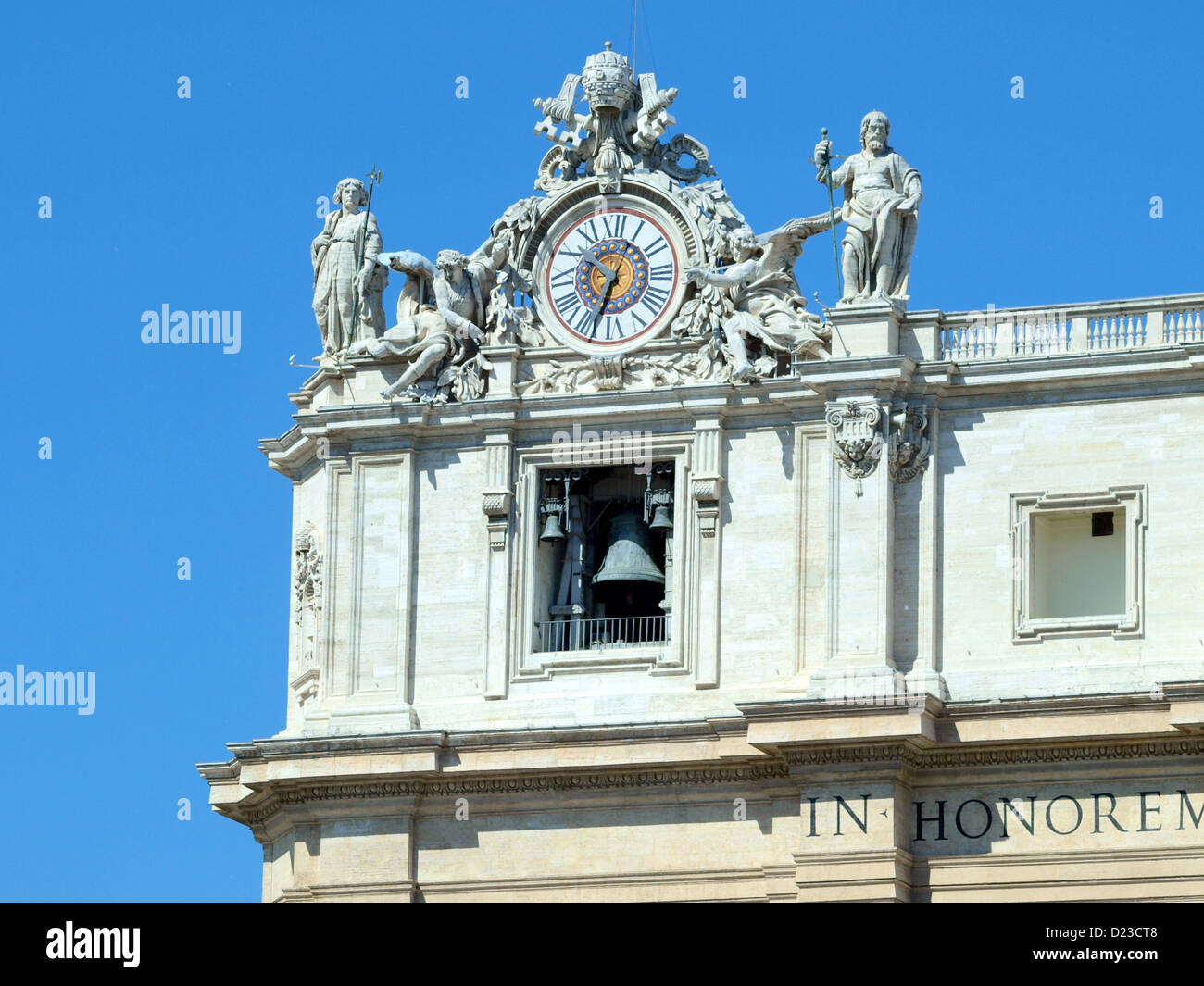 Les statues de Thaddeus et de Matthieu, situées sur la façade d'un édifice religieux, sont des représentations significatives de deux apôtres de Jésus. Ces sculptures soulignent l’importance de ces figures dans le christianisme et font partie du patrimoine architectural religieux. Banque D'Images Les statues de Thaddeus et de Matthieu, situées sur la façade d'un édifice religieux, sont des représentations significatives de deux apôtres de Jésus. Ces sculptures soulignent l’importance de ces figures dans le christianisme et font partie du patrimoine architectural religieux. Banque D'Images