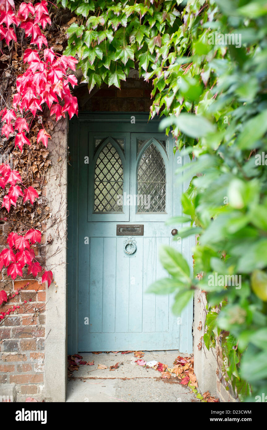 La porte d'une maison, entourée de vigne vierge Banque D'Images