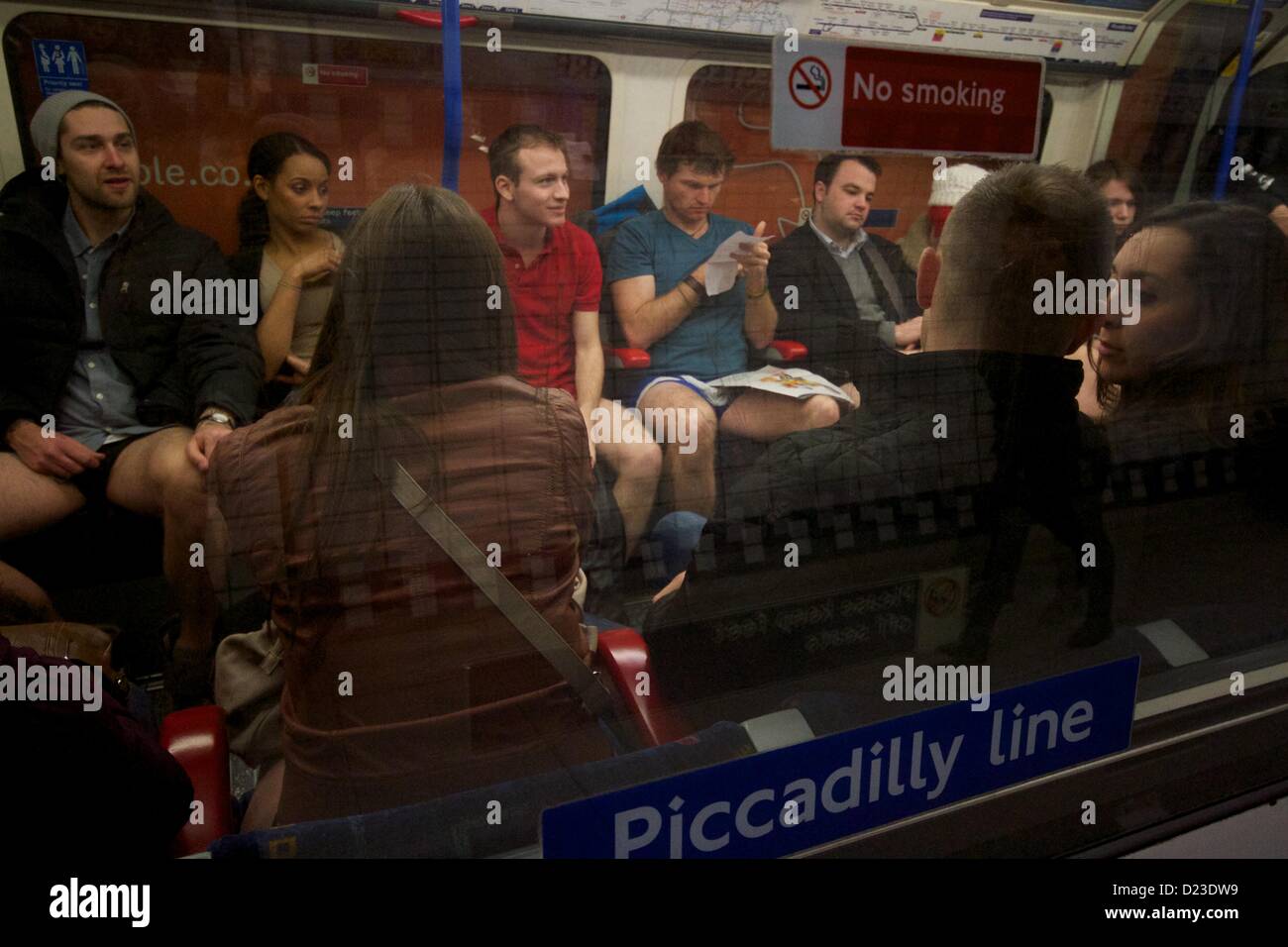 Londres, Royaume-Uni. 13 janvier 2013. Les gens prennent part au pas de pantalons sur le tube à Londres. Plus d'une centaine de personnes ont bravé le scandale est curieux par l'air. George Henton / Alamy Live News. Banque D'Images