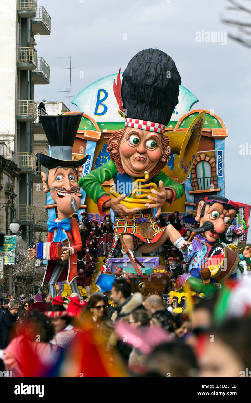 La crise de l'euro concept sur un flotteur de carnaval au cours d'une célèbre et Traditionsl Padare Carnaval de Putignano en 2012, Bari, Pouilles, Italie Banque D'Images