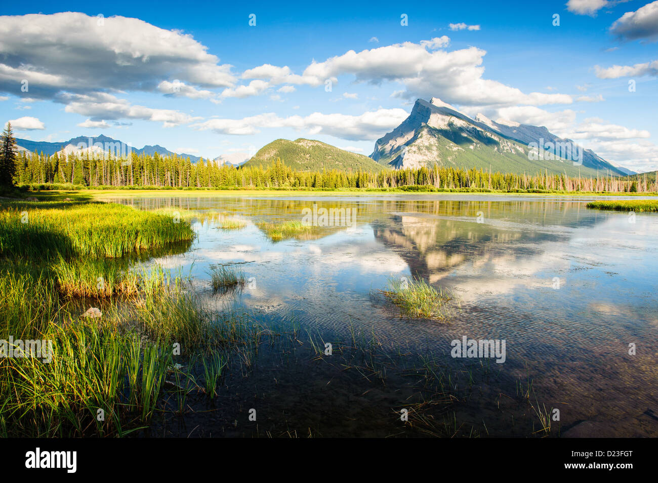 Panorama du mont Rundle mountain peak avec ciel bleu se reflétant dans les lacs Vermilion au Parc national Banff, Alberta Canada Banque D'Images