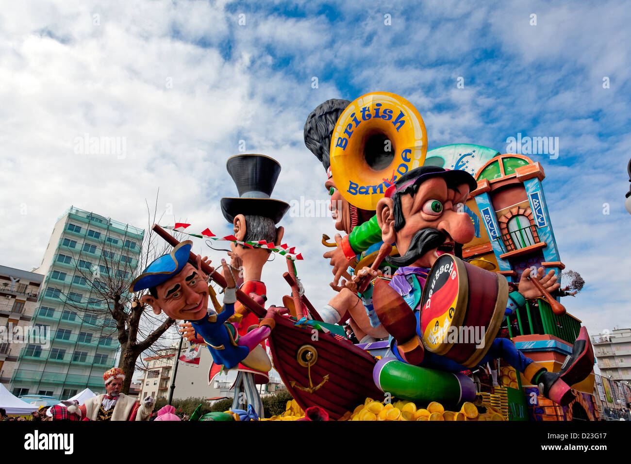 La crise de l'euro concept sur un flotteur de carnaval au cours d'un fameux et traditionnel défilé du carnaval de Putignano dans 2012, Bari, Pouilles, Italie Banque D'Images