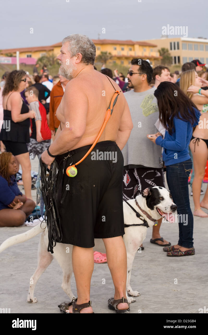 L'homme avec son chien attendre le début de la chute de Polar de Wavemaster Jacksonville Beach en Floride le 1er janvier 2013 Banque D'Images