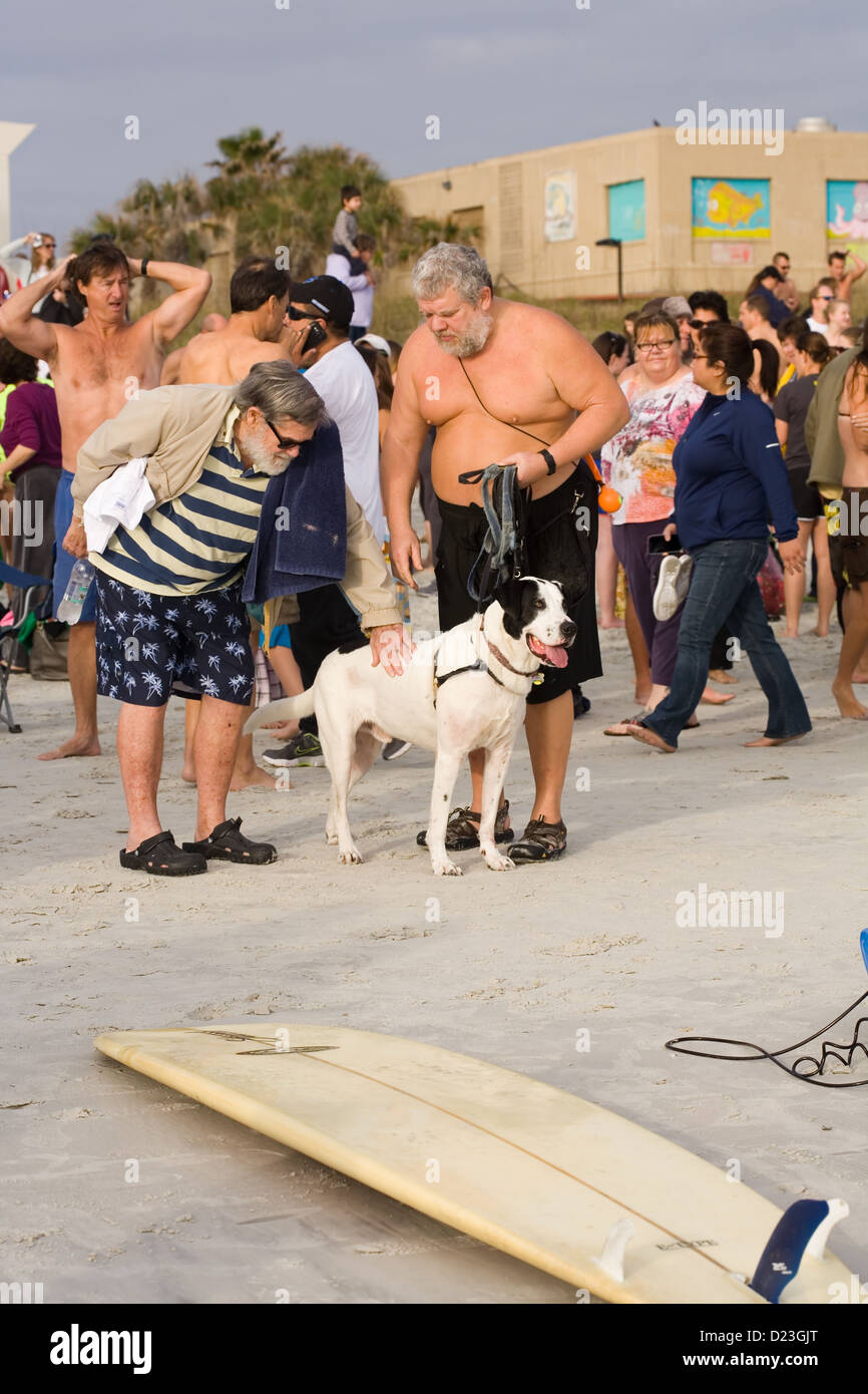Man with Dog En attente de démarrer le Polar de Wavemaster plonger à Jacksonville Beach en Floride le 1er janvier 2013 Banque D'Images