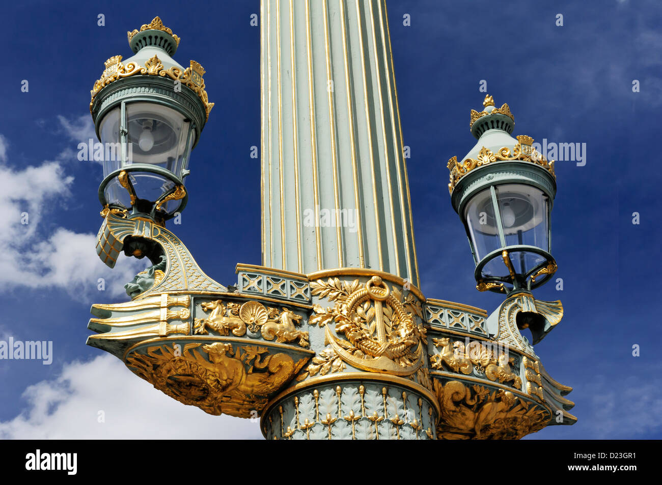 Lanternes sur colonne rostrale, Place de la Concorde, Paris, France. Banque D'Images