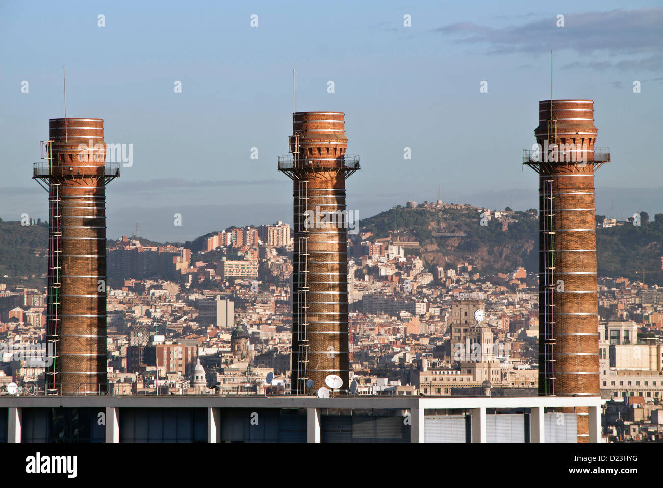 Avis de trois cheminées Gardens à Poble Sec, Barcelone, Espagne, à partir de la montagne de Montjuïc. Banque D'Images