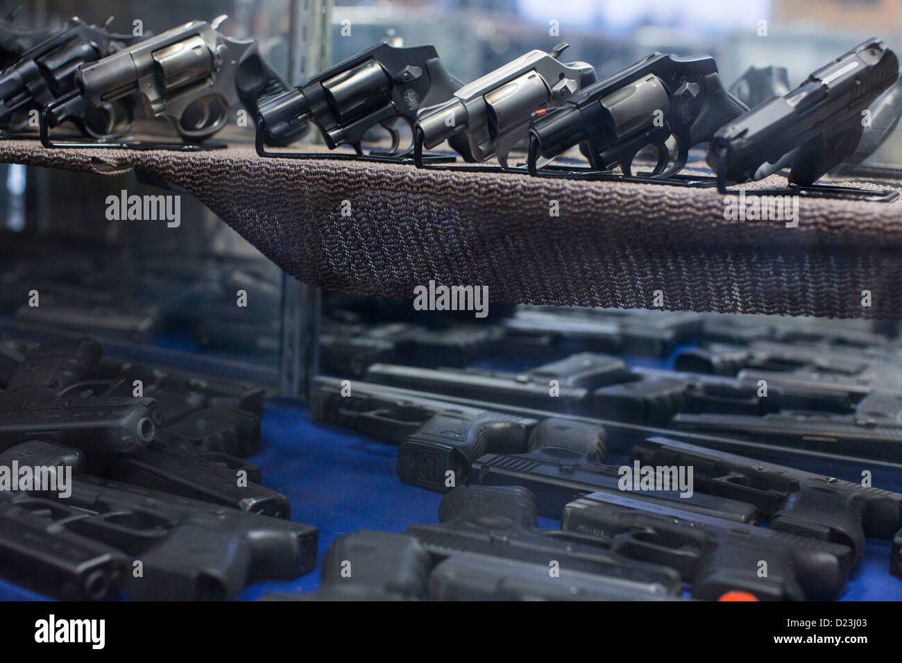 Poing sur l'affichage à un magasin d'armes à feu. Banque D'Images