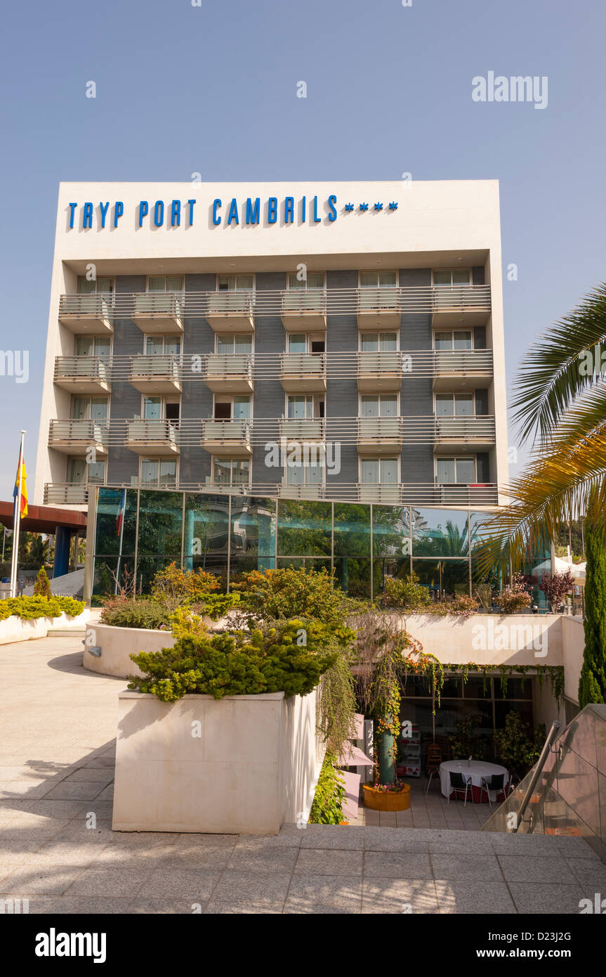 Le Tryp Port Cambrils hotel dans le port de pêche de Cambrils , Costa Dorada , Espagne Banque D'Images