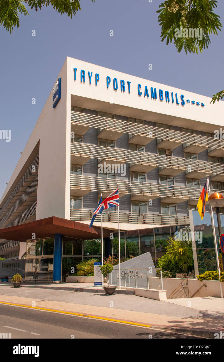 Le Tryp Port Cambrils hotel dans le port de pêche de Cambrils , Costa Dorada , Espagne Banque D'Images