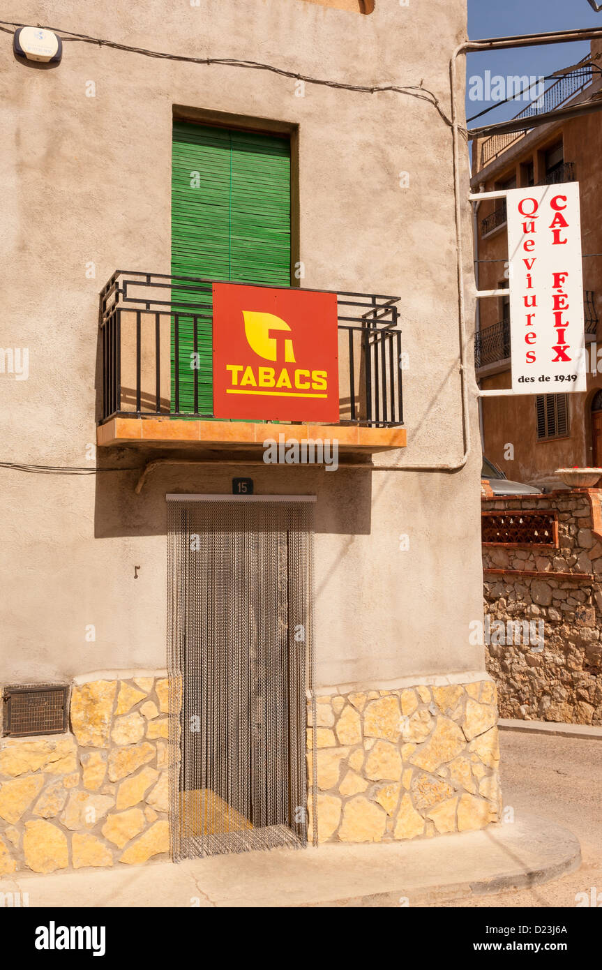 Un bureau de tabac dans l'ancien village de Pratdip , Costa Dorada , Espagne Banque D'Images