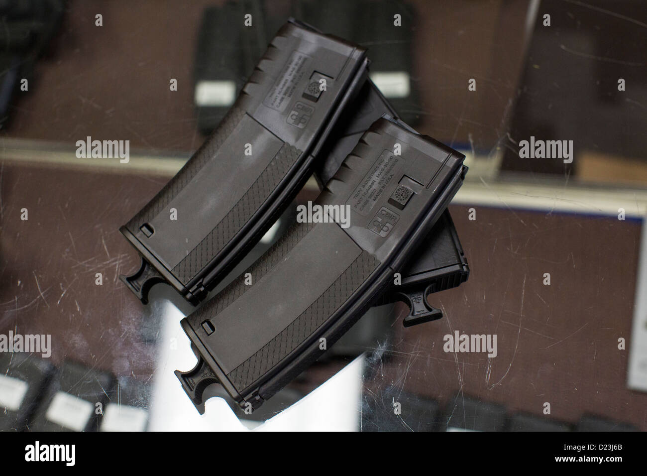 Ronde haute capacité 30 magazines d'un fusil d'assaut sur l'affichage à un magasin d'armes. Banque D'Images