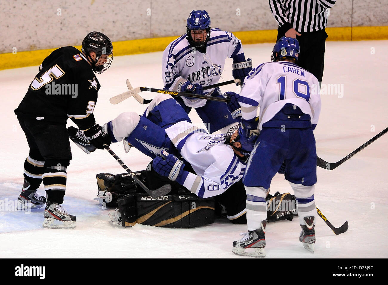 Pèlerin hauts de Kyle Laurell dévale une chute de gardien de l'armée comme Tadazak Rob Air Force a rencontré l'armée de chevaliers noirs à la U.S. Air Force Academy's Cadet Ice Arena Jan 12, 2013 à Colorado Springs, au Colorado les faucons et les Black Knights ont patiné pour un 3-3 heures supplémentaires Temps. Air Force armée vaincue la nuit d'avant, 4-1. (Air Force photo/Mike Kaplan) Banque D'Images