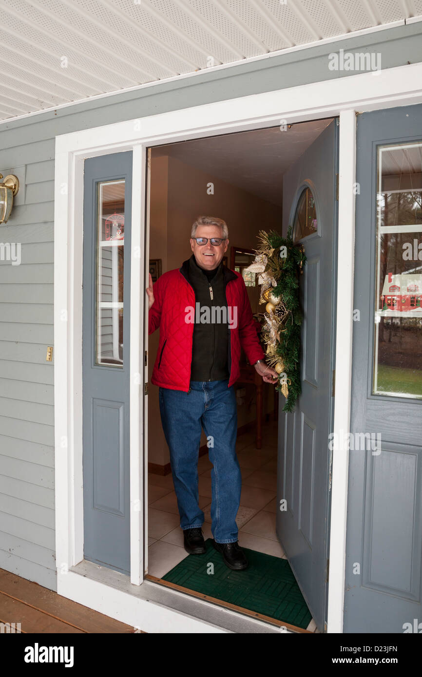 Homme mûr à Suburban Home Porte d'USA Banque D'Images