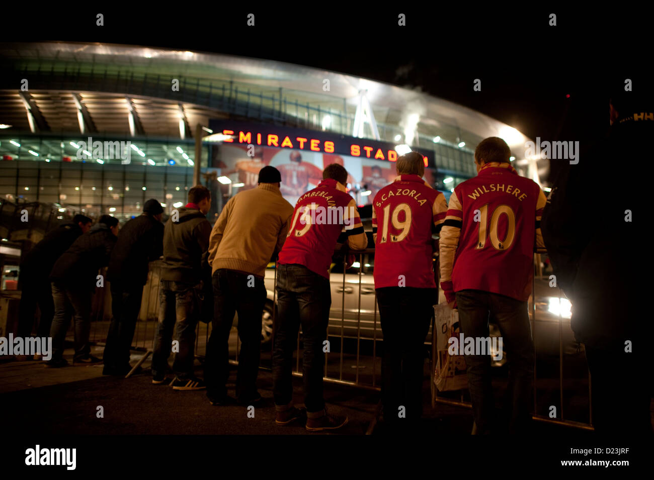 Attente des fans d'arsenal pour les autographes à l'extérieur du terrain après une partie v Manchester City Banque D'Images