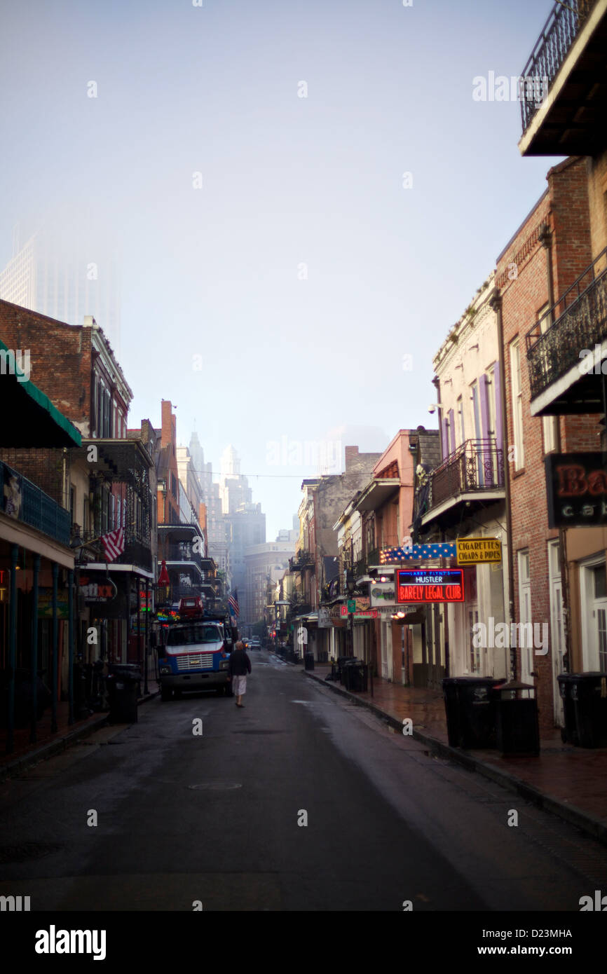 Matin brumeux dans le quartier français, la Nouvelle-Orléans, Louisiane, avec des bâtiments colorés, des panneaux vibrants, et architecture historique sur Bourbon Street Banque D'Images