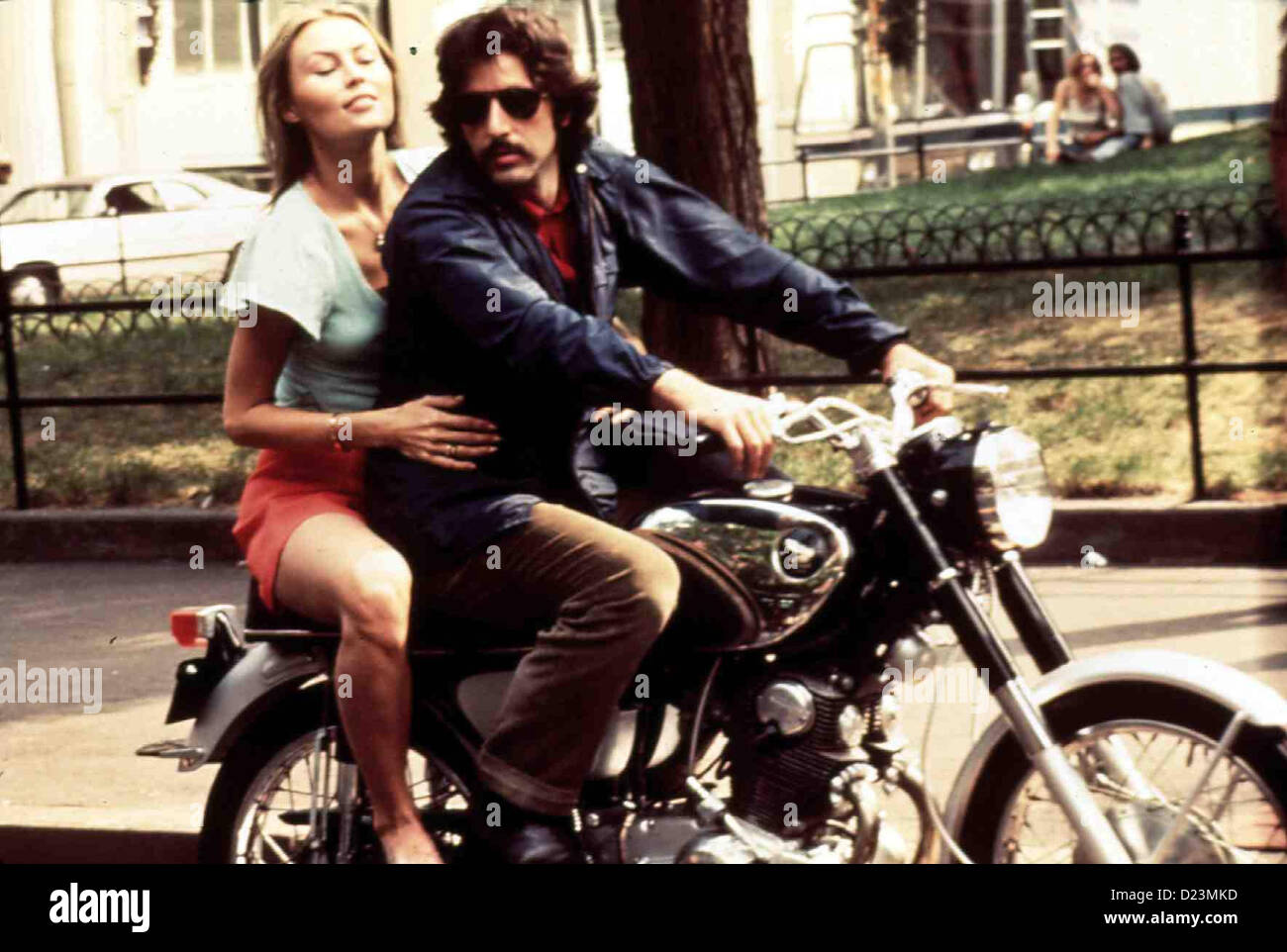 Serpico Serpico Cornelia Sharpe, Al Pacino Im Kampf gegen Handeltreiben tels Serpico (Al Pacino, dans Voir mit Cornelia Sharpe) Banque D'Images