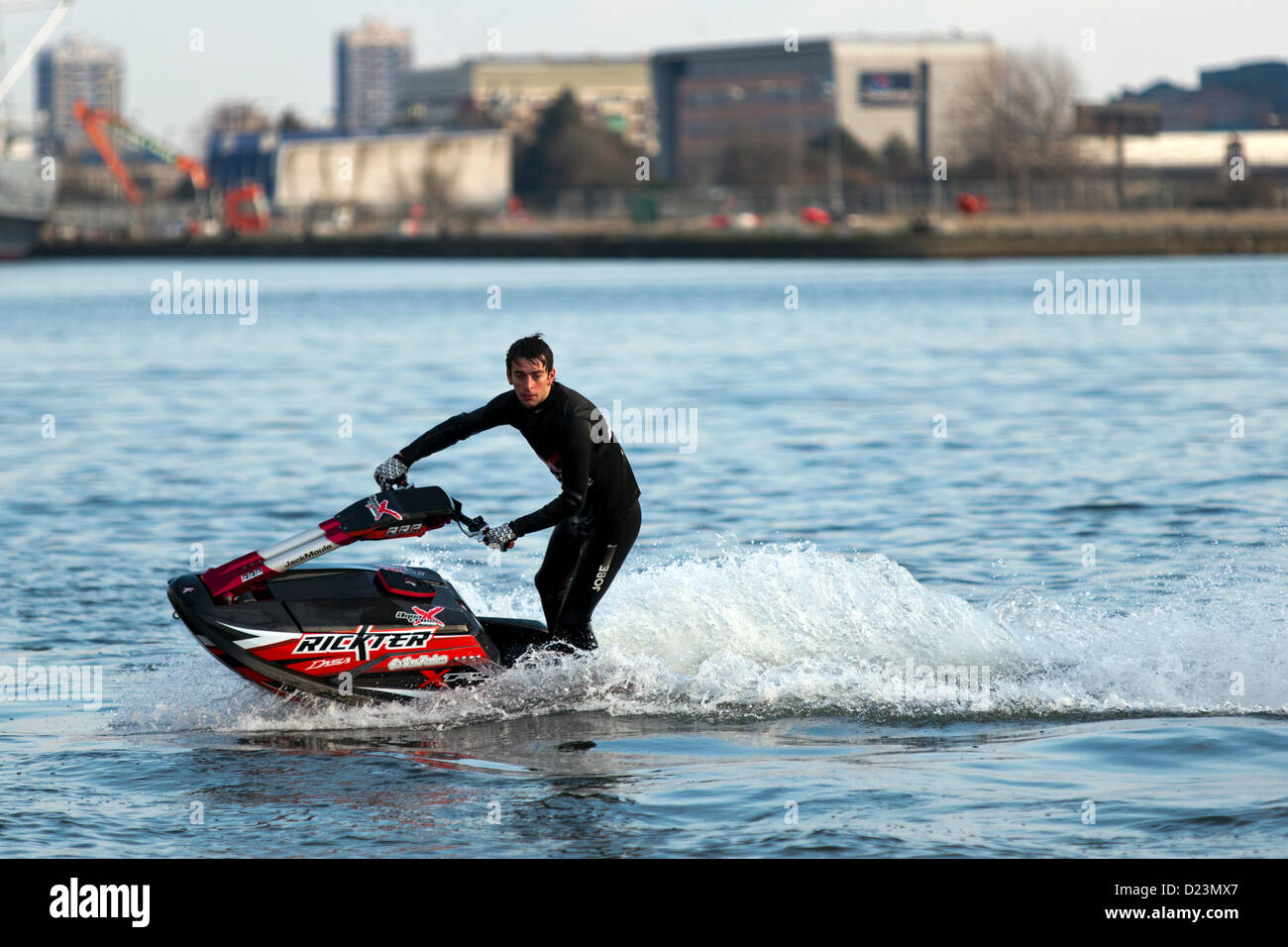 Champion de jet ski freestyle Jack Moule effectuant cascades dans la marina London, UK. 12 janvier 2012. Le London Boat Show à Excel. Banque D'Images