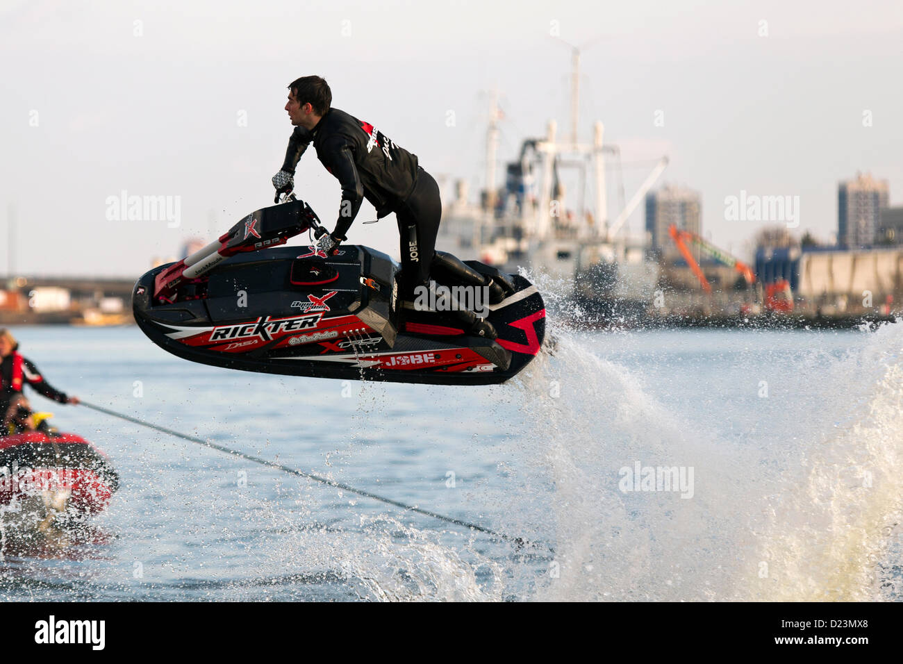 Champion de jet ski freestyle Jack Moule effectuant cascades dans la marina London, UK. 12 janvier 2012. Le London Boat Show à Excel. Banque D'Images