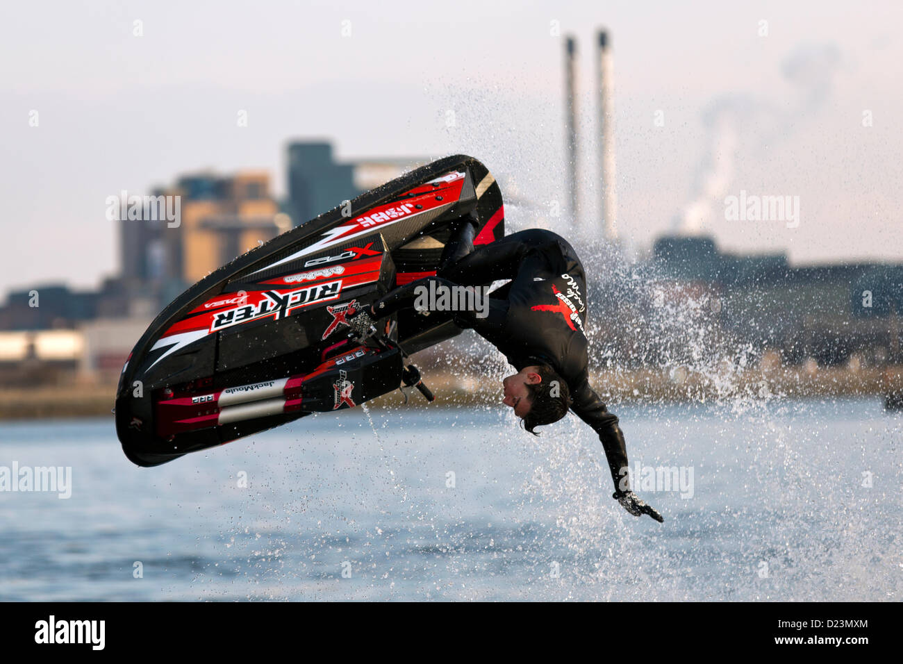 Champion de jet ski freestyle Jack Moule effectuant cascades dans la marina London, UK. 12 janvier 2012. Le London Boat Show à Excel. Banque D'Images