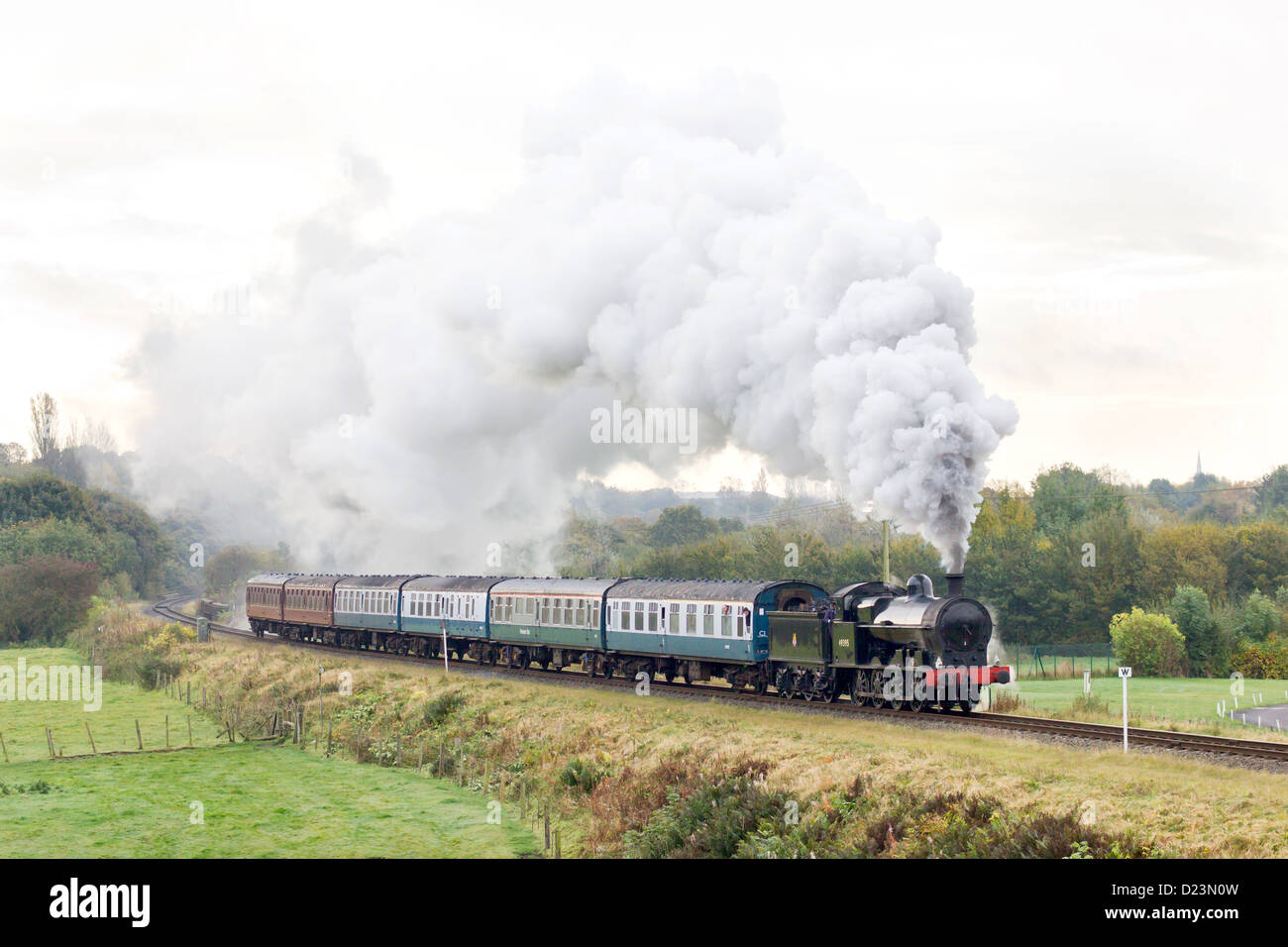 Locomotive à vapeur tirant un train de voyageurs sur le Moyen-Orient Lancs Railway à bavures Banque D'Images